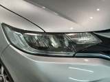 LEDヘッドライトは、点灯の瞬間から最大光量を発揮し、突然暗くなるトンネルなどでの安定感を高めます。