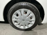 純正ホイールカバーで、愛車をもっとおしゃれに車種にマッチしたデザインの純正ホイールカバー。愛車の印象をアップし、おしゃれな雰囲気を演出します。また、傷や汚れからホイールを守り、長持ちさせます。