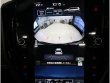 後方映像を11.6インチディスプレイに表示し、ステアリング連動ガイドラインが駐車をサポート。さらに後退時はリヤ4センサーが障害物を検知し、必要に応じてブレーキが作動します。
