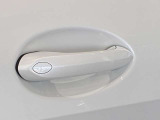 コンフォートアクセスはドアハンドルを握るだけで開錠 斜線に触れるだけで施錠できます。
