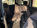足元ゆったりの後部座席!並んで座っても広々空間でドライブをお楽しみいただけます