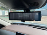 インテリジェントルームミラーは、車両後方のカメラ映像をミラー面に映し出すので、同乗者や積み荷などの車内状況や、天候などに影響されずいつでもクリアな後方視界が得られます。