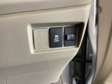 横滑りを防止するVSA等のスイッチは運転席の右側、手の届きやすい位置にあります。