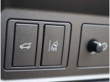 【レーンデパーチャーワーニング】 方向指示器を出さずに車線から逸脱しそうになると、ビジュアルで警告するとともにステアリングホイールを振動させて、ドライバーに注意を促します