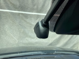 別途SDカードの購入が必要です。運転中の映像・音声などを記録して、交通事故やトラブルが起きた時の正確な状況把握に役立つドライブレコーダーが装着されています。