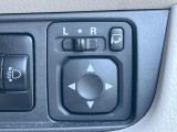 【電動格納ミラー】サイドミラーは電動格納式となっており、狭い駐車場でもキズがつくリスクを抑えられます。