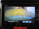 バックカメラの画像です。ガイドラインがスムースな車庫入れをサポートいたします。車庫入れの安心感がアップしますね。