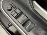 全席に電動パワーウインドウを装備。乗員それぞれが快適に操作できます。