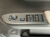 運転席のスイッチで全てのウィンドウの開閉操作を行うことができます。ロックボタンをONにしておくと、運転席以外のウィンドウは作動しないのでお子様を乗せているときなども安心ですね♪