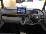 運転席からも助手席からも使いやすい位置に小物入れを配置しています。