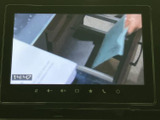 停車中に映像やテレビを視聴でき、休憩時や待ち時間を過ごす際にも便利です。画面には映像が表示され、エンターテインメントを楽しみたい方にうれしい装備です。