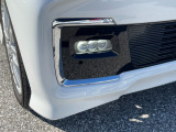 【フォグライト】ヘッドライトだけでは照らすことのできない部分をワイドに照射、安全運転に寄与します。