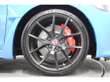 純正のアルミホイールが足元を飾ります! タイヤサイズは265/30ZR19 になります。