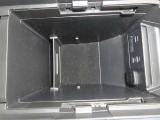 USBポートが二口ございますので、運転席と助手席それぞれのスマホや電子小物を充電可能です。