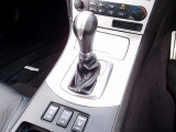 人気のスカイラインカスタム車両の入庫!足回りはARROWZ製の車高調をセット。マーベリック19AW、マフラーなどの高額パーツに加え、サンルーフ、純正HDDナビ、黒川シートなど充実装備の一台となります