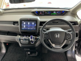 【ハンドル】運転にかかわる様々な操作を安全に行えるように視点移動が少なく操作性に配慮されたスイッチ類が凝縮されたコックピットです。