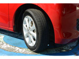日産純正アルミホイール。タイヤサイズは155/65R14インチです。
