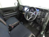 シンプルで使いやすいデザインの運転席です。