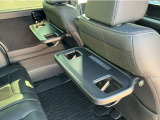 前席背面には格納式のテーブルを装備。ちょっとした荷物が掛けられて便利なコンビニフック付です。