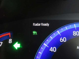 レーダーとカメラにより、アクセルペダルを踏まなくても、前の車(先行車)の車速変化に合わせた追従走行を行います。