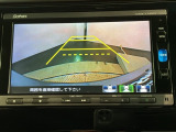 リバースギアに入れるだけで後方の表示へ切り替わります。夜間や雨の日の駐車も楽になりますよ。