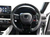 運転中もハンドルでの操作が可能です。特に高速道路等の目が離せない運転時には、便利さだけでなく、安全性も兼ね備えております。