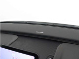 【harman/kardon】5つのスピーカーを内蔵したサウンドバーにより、ドライバーを包み込む音場を実現しました。また、洗練されたミニマルデザインは、キャビンをスタイリッシュに彩ります。