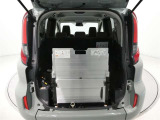 荷室には、車いすの格納に使用できる電動リフトを搭載。車いすの積みおろしも楽になります。