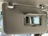 サンバイザーに鏡がついてますので車から降りる前に身だしなみチェック出来ます。