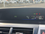 速度やシフト位置、時刻などを運転席前方で確認できる表示部です。必要な情報をまとめて把握しやすく、走行中も視線移動を抑えて確認しやすい配置となっています。