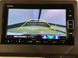 リバースギアに入れるだけで後方の表示へ切り替わります。夜間や雨の日の駐車も楽になりますよ。