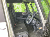 前席は座面と背もたれにゆとりがあり、運転席からの見通しも広く感じられます。ドア側には肘を置けるスペースがあり、乗り降りの際も落ち着いて過ごせる室内です。