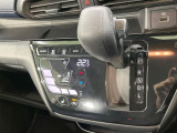 【オートエアコン】一度お好みの温度に設定すれば、車内の温度を検知し風量や温度を自動で調整。暑い&hellip;寒い&hellip;と何度もスイッチ操作をする必要はありません。快適な車内空間には必須の機能ですね♪