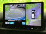 後方の映像に加え、車両周囲を上から見た表示も確認できます。駐車時に後方や周囲の状況を把握しやすく、画面のガイドも目安にしながら、狭い場所での取り回しをサポートします。