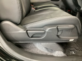 【前席】運転席にはシート高を調整できるハイトアジャスターが装備され、幅広いシートポジションの設定が可能になっております♪