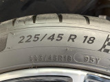 純正18インチアルミホイール。フロントは225/45R18