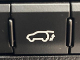 【パワーバックドア】スマートキーや運転席のボタンを押すだけでリアゲートが自動で開閉します!荷物を持っている時や、高い位置にあるバックドアを閉める際に便利な機能です♪