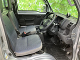 運転席まわりは視界が広く、前方や左右の様子を確認しやすいレイアウトです。座面はゆったりとした形状で、同乗者にも落ち着いて過ごしていただける室内空間となっています。