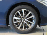 純正のアルミホイール装着車です。タイヤサイズは215/55R17です。