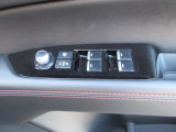 運転席の窓操作部分です。スイッチでミラーや窓の開閉が電動で行えます。