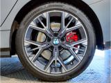 【BMWアロイホイル】軽量かつ強度に拘ったアロイホイル。走行性能ポテンシャルを引き出す設計。車の足元を引き締めてくれる大きなポイントはアロイホイルです。