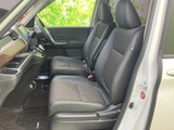 前席はゆとりのある座面と背もたれで、乗車中も落ち着いて過ごせる形状です。視界を遮りにくい開放的な前方空間に加え、シートの色調も穏やか。運転席と助手席それぞれに快適な居場所を設けています。