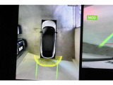 空から見たような映像で駐車ができるアラウンドビューモニター。ひと目でわかるセンサーに前後の衝突被害軽減ブレーキ付き。