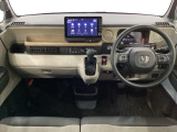 車内は光触媒抗菌消臭施工済です。インパネ周りはスタイリッシュなデザインで機能や装備も充実しています。グローブボックスやカップホルダーのほかにトレーなどたくさんの収納スペースが付いています。