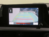 車両後方の映像を映すバックモニター。進路を確認しながら安全に車庫入れできます。