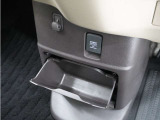 ◆センターロアボックス◆インパネ中央の下部には、ごみ箱としても使用する事ができるセンターロアボックスを装備しております。