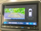 後方の映像と車両周囲の表示を同時に確認でき、駐車時の状況把握をサポートします。画面上のガイド表示も見やすく、停車位置を確かめる際に役立つ装備です。