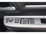 【運転席内ドア 】ミラー操作やウィンドウ開閉スイッチはドライバー目線で配置され、快適な操作性を実現!
