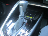 シフトレバーのお写真です。運転席から操作しやすい位置に設置されております。