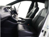 厚みがあって、座り心地のいいソファのようなシート。運転的も助手席もリラックスしてゆったりと座れます。